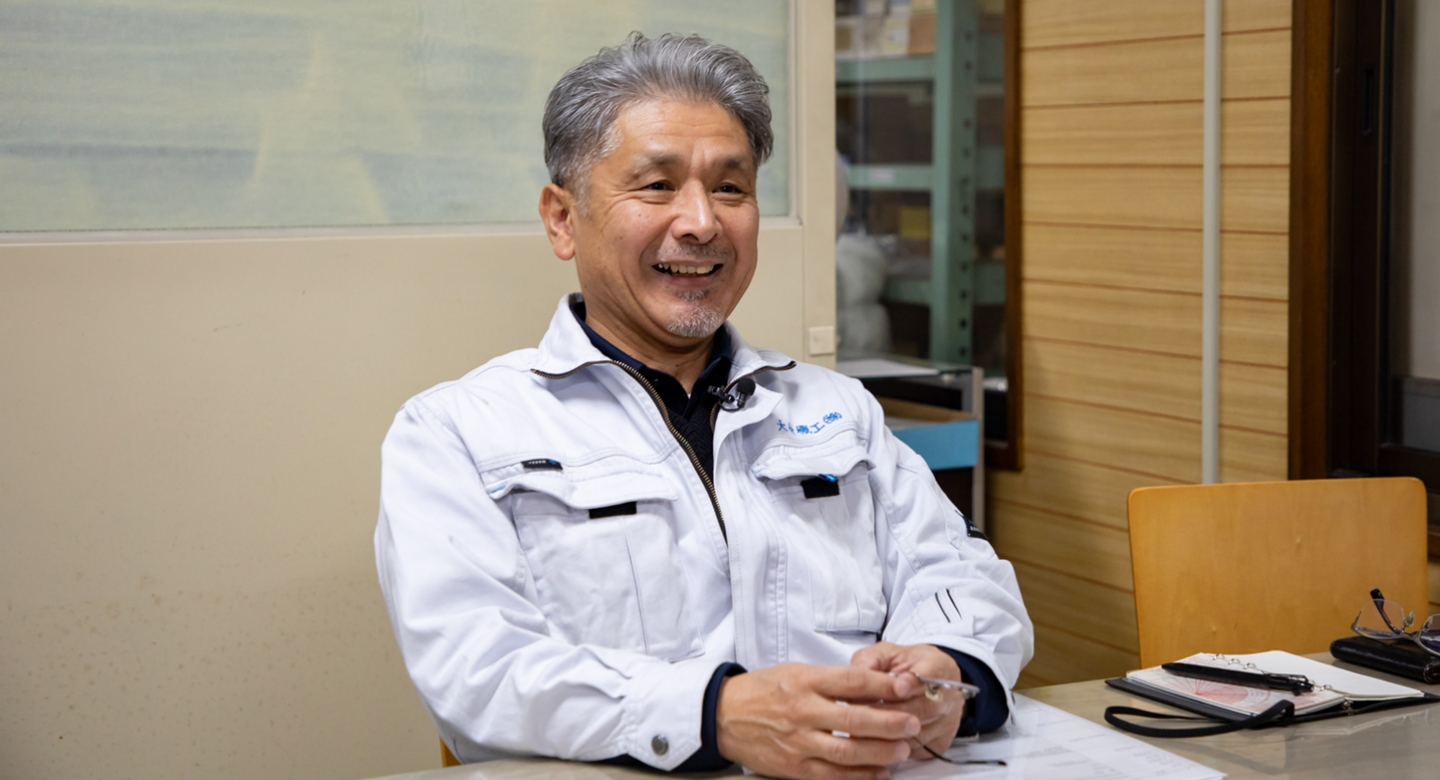 組合長　勝 和俊が笑顔で取材を受けている様子