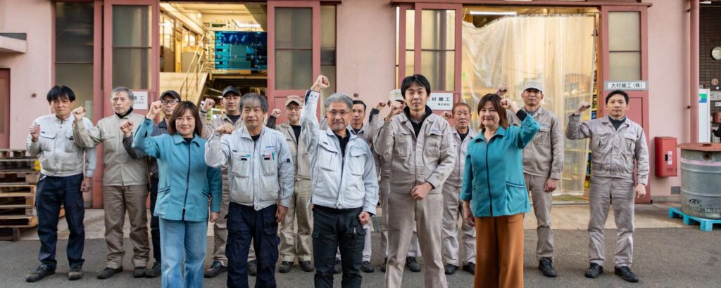 社員一同、力強くガッツポーズの写真