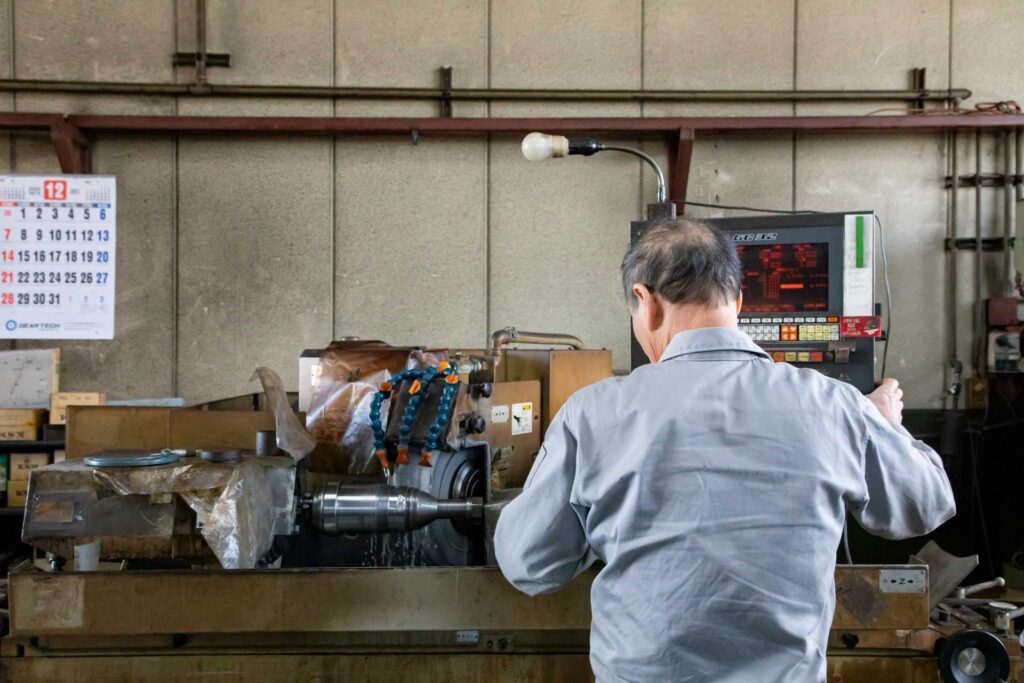 頼廣精機　作業風景