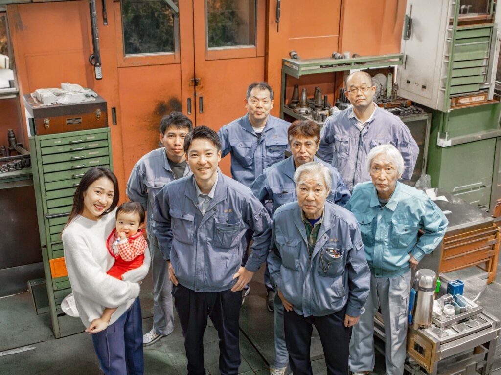 加東金属工業所　社員一同集合写真